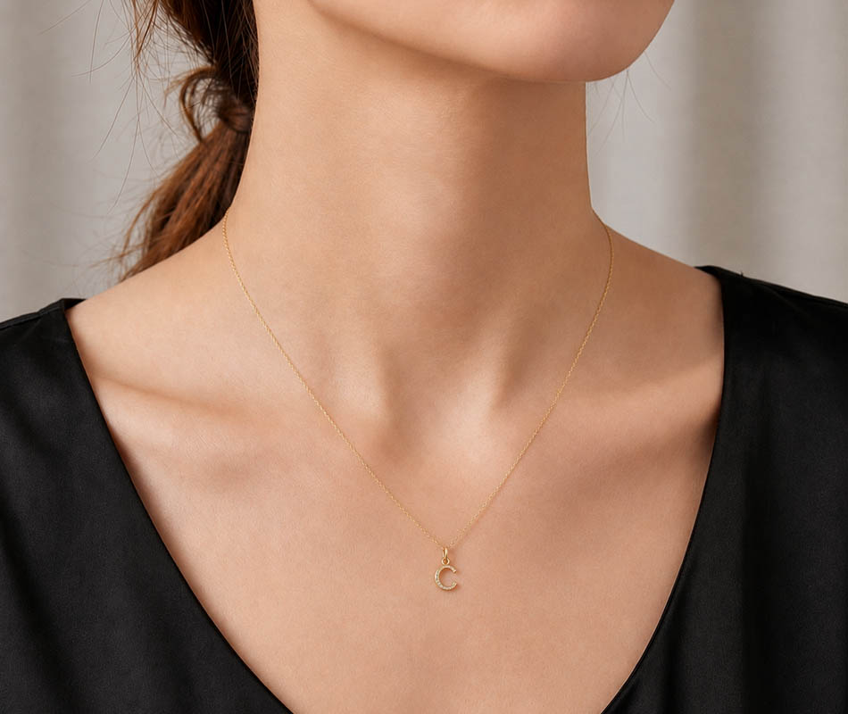 Colgante con inicial en oro amarillo de 18K letra C con 4 circonitas - Imagen 3