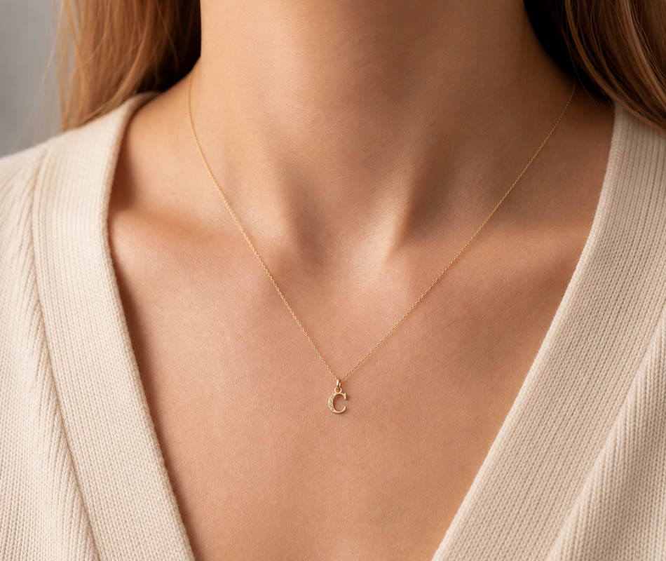 Colgante con inicial en oro amarillo de 18K letra C con 4 circonitas - Imagen 2