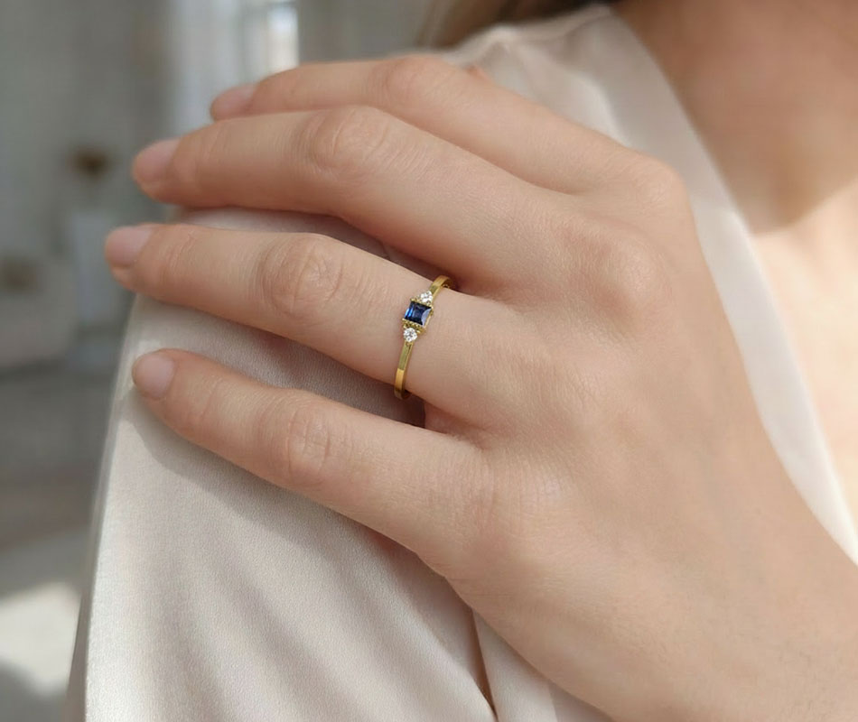 Anillo Always de oro amarillo de 18K con gema azul royal - Imagen 3