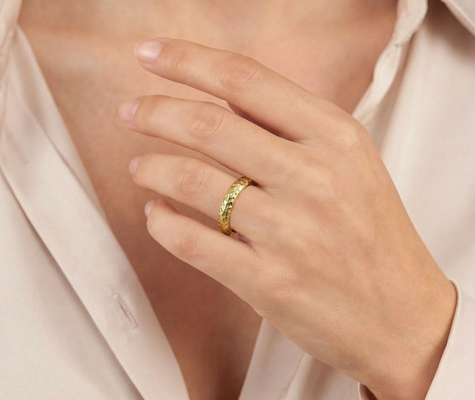 Anillo de oro amarillo de 18K Martillé y rugosidad bombé - Imagen 3