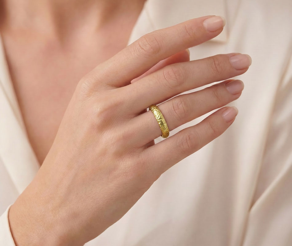 Anillo de oro amarillo de 18K Martillé y rugosidad bombé - Imagen 4