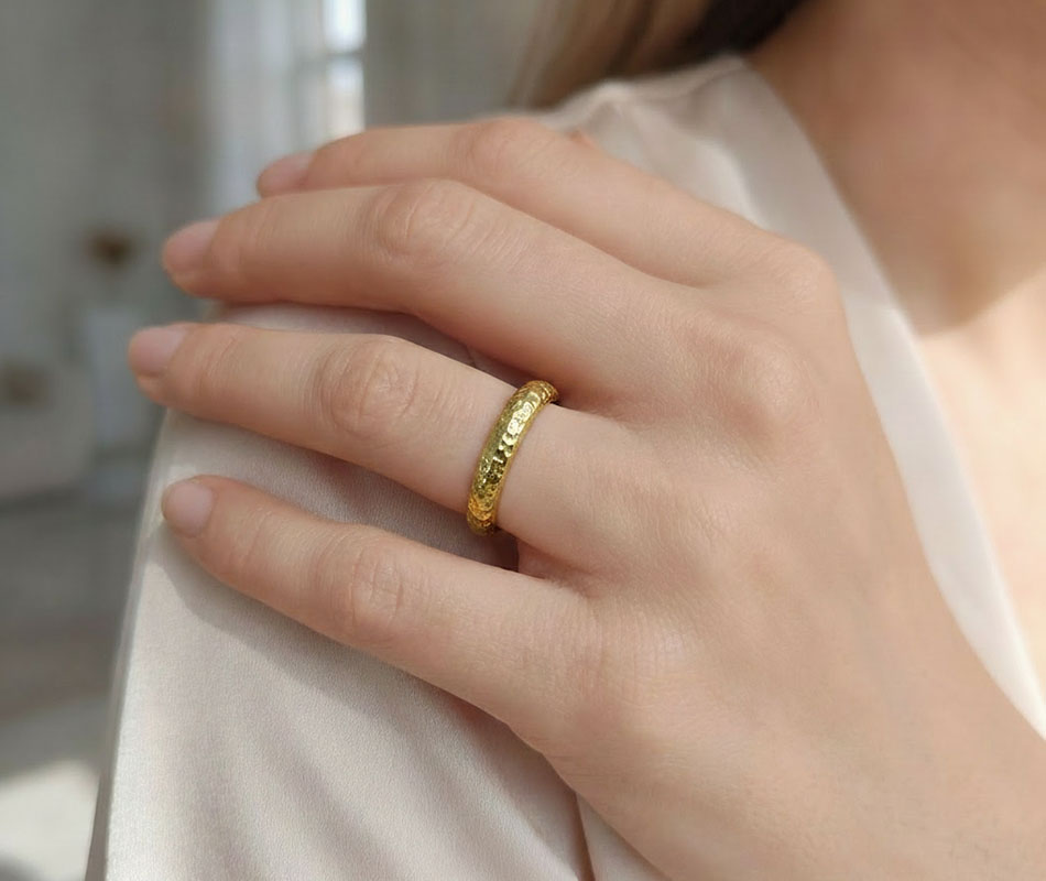Anillo de oro amarillo de 18K Martillé y rugosidad bombé - Imagen 2