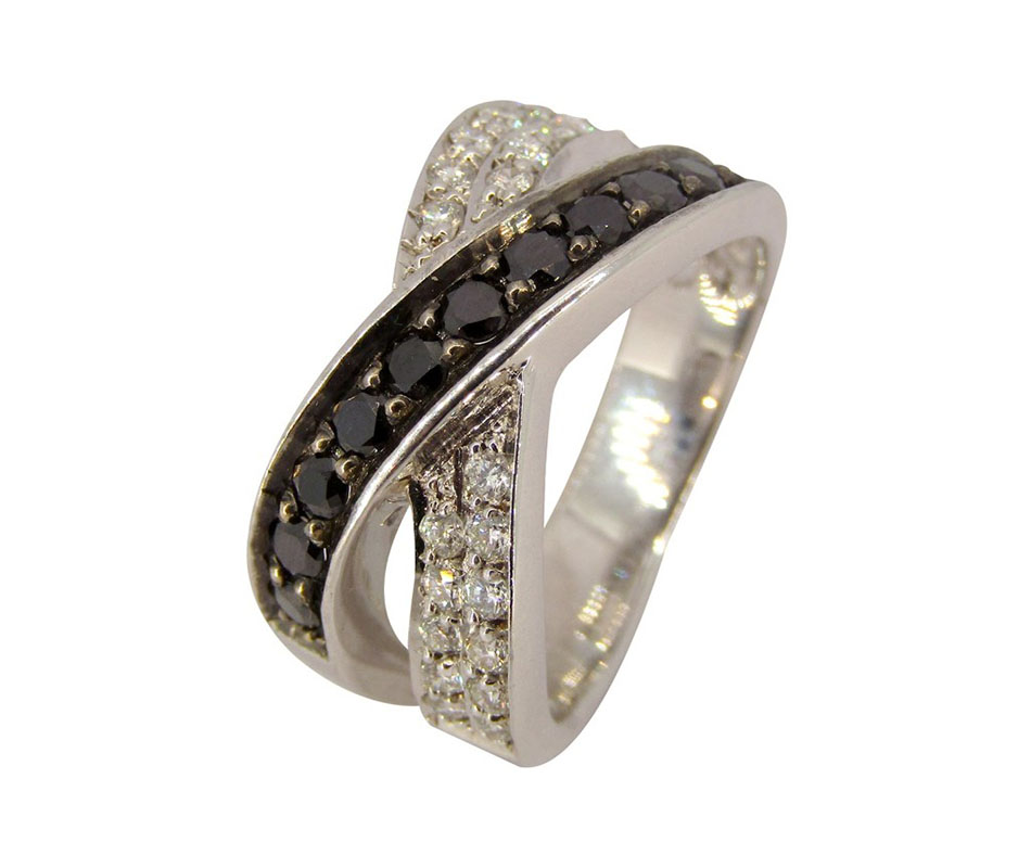 Anillo Black & White en oro blanco con 33 diamantes