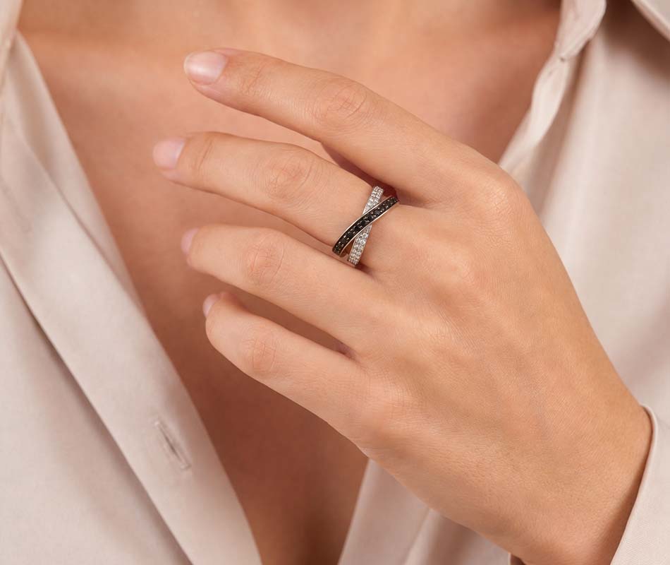 Anillo Black & White en oro blanco con 33 diamantes - Imagen 2