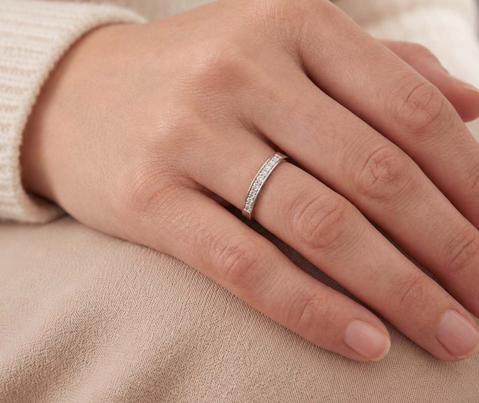 Media Alianza en oro blanco de 18k con 12 diamantes - Imagen 4