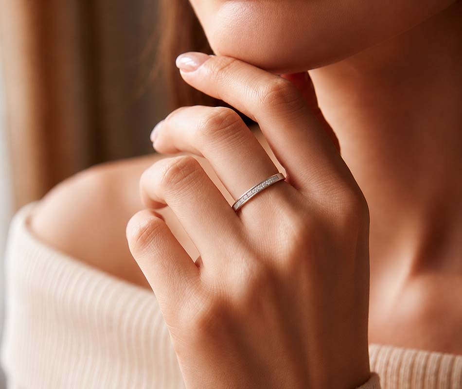 Media Alianza en oro blanco de 18k con 12 diamantes - Imagen 3