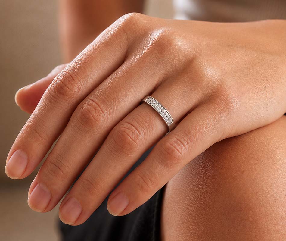 Media Alianza de oro blanco de 18K con 28 diamantes - Imagen 4