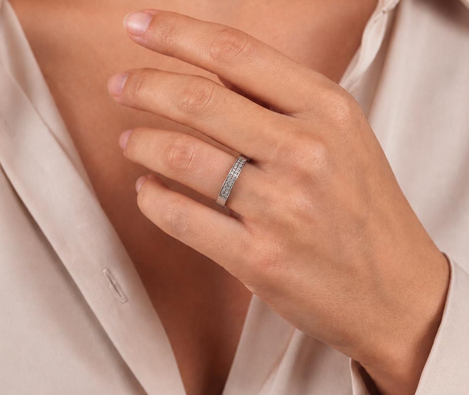 Media Alianza de oro blanco de 18K con 28 diamantes - Imagen 3