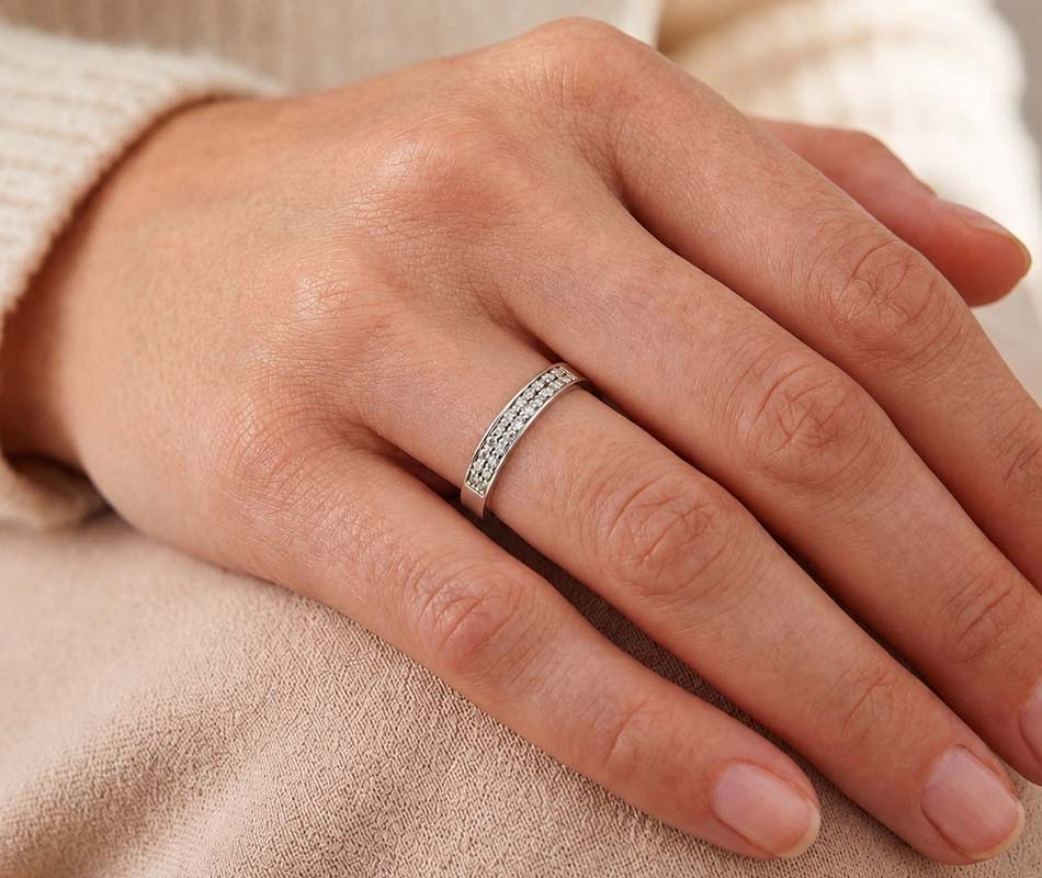 Media Alianza de oro blanco de 18K con 28 diamantes - Imagen 2
